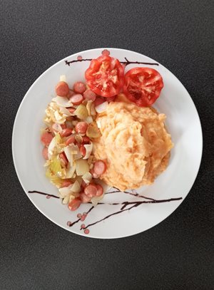 Mashed potato/carrots with onions and sausage ''coins'' (80% meat)