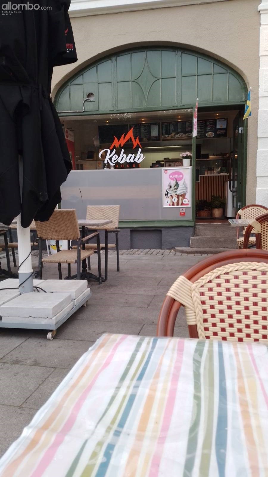 Ordering pizza with salad on the side