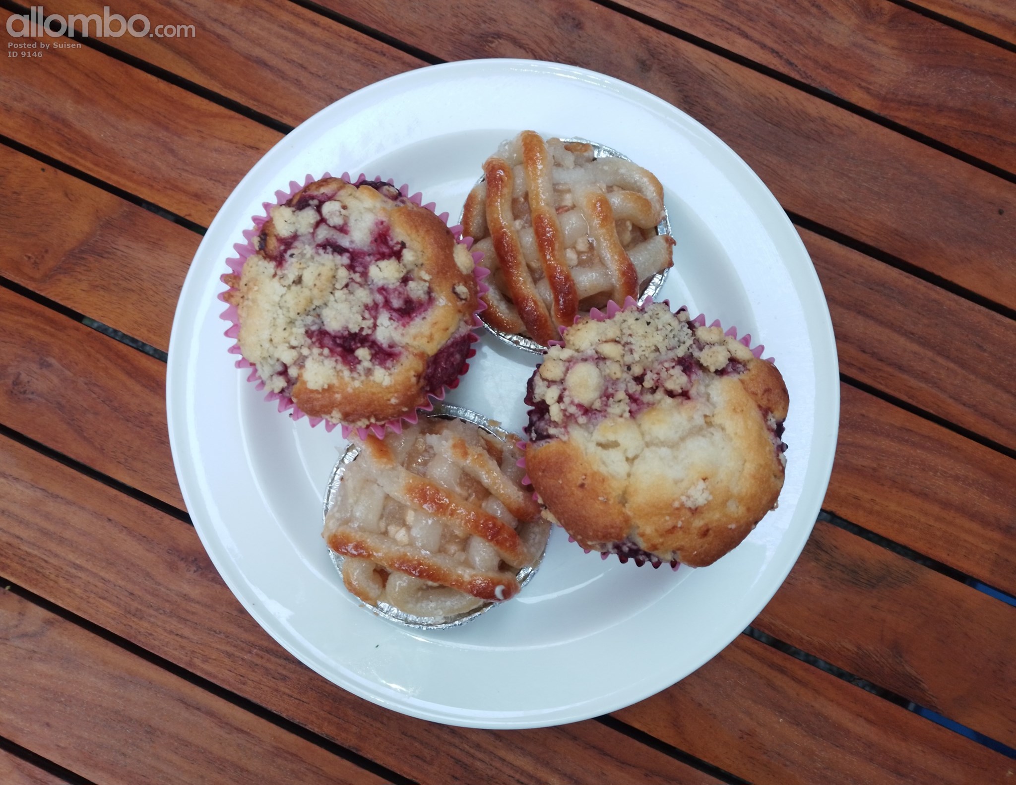 B-day cupcake and a apple delish thingy...