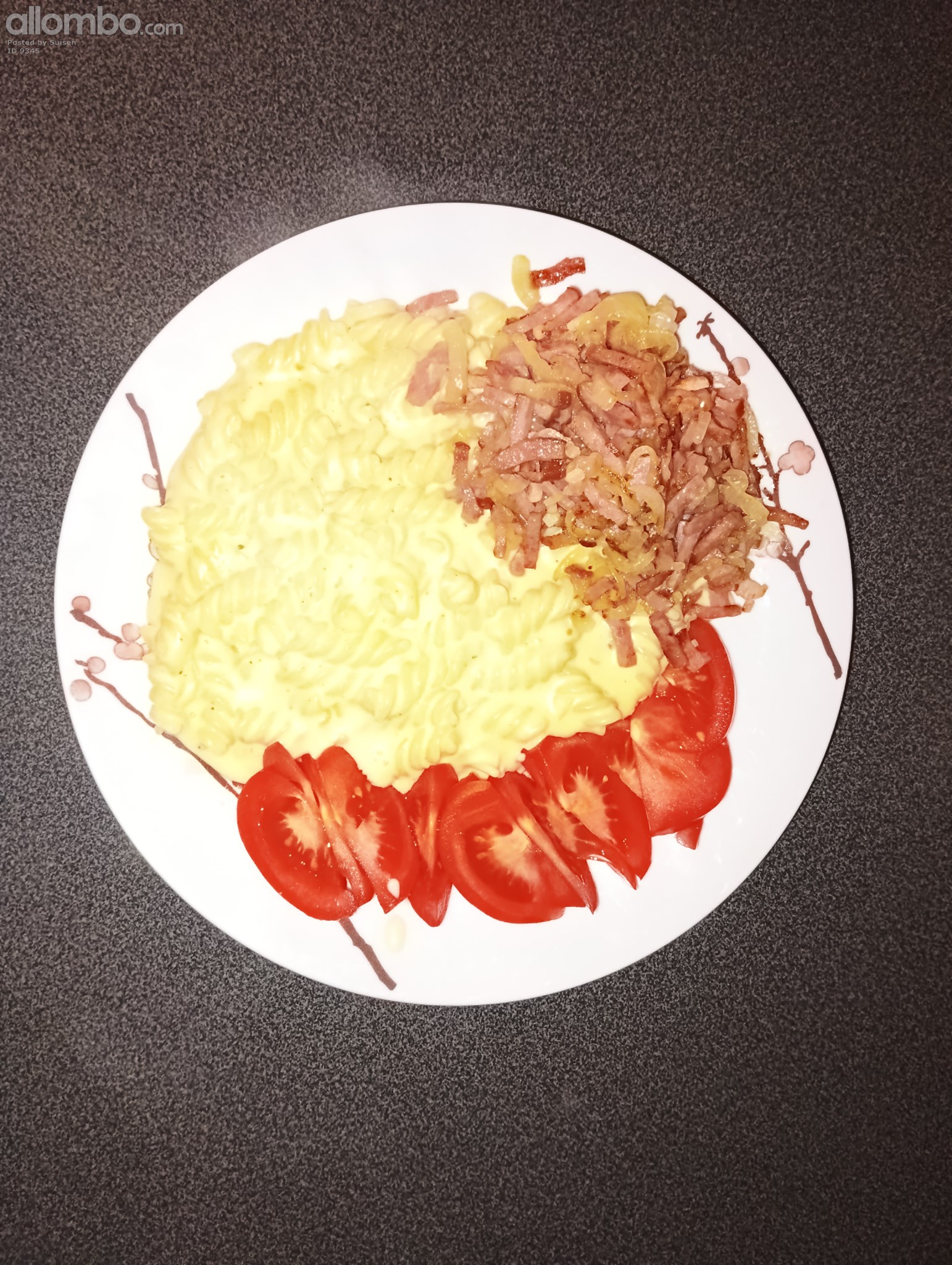 Stuvade makaroner med strimlad skinka ( i guess Swedish version of macnchee...