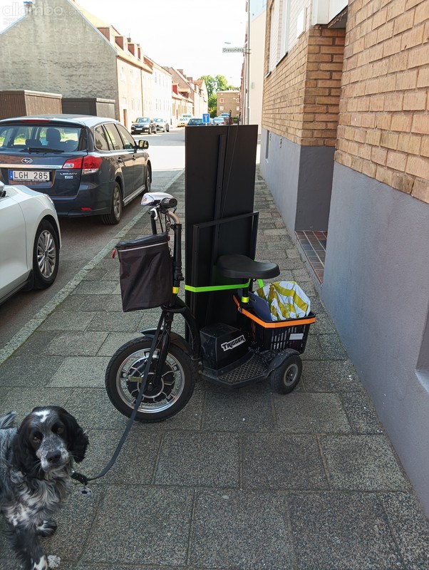 me getting a free light weight desk... OK I'll come n get it !!