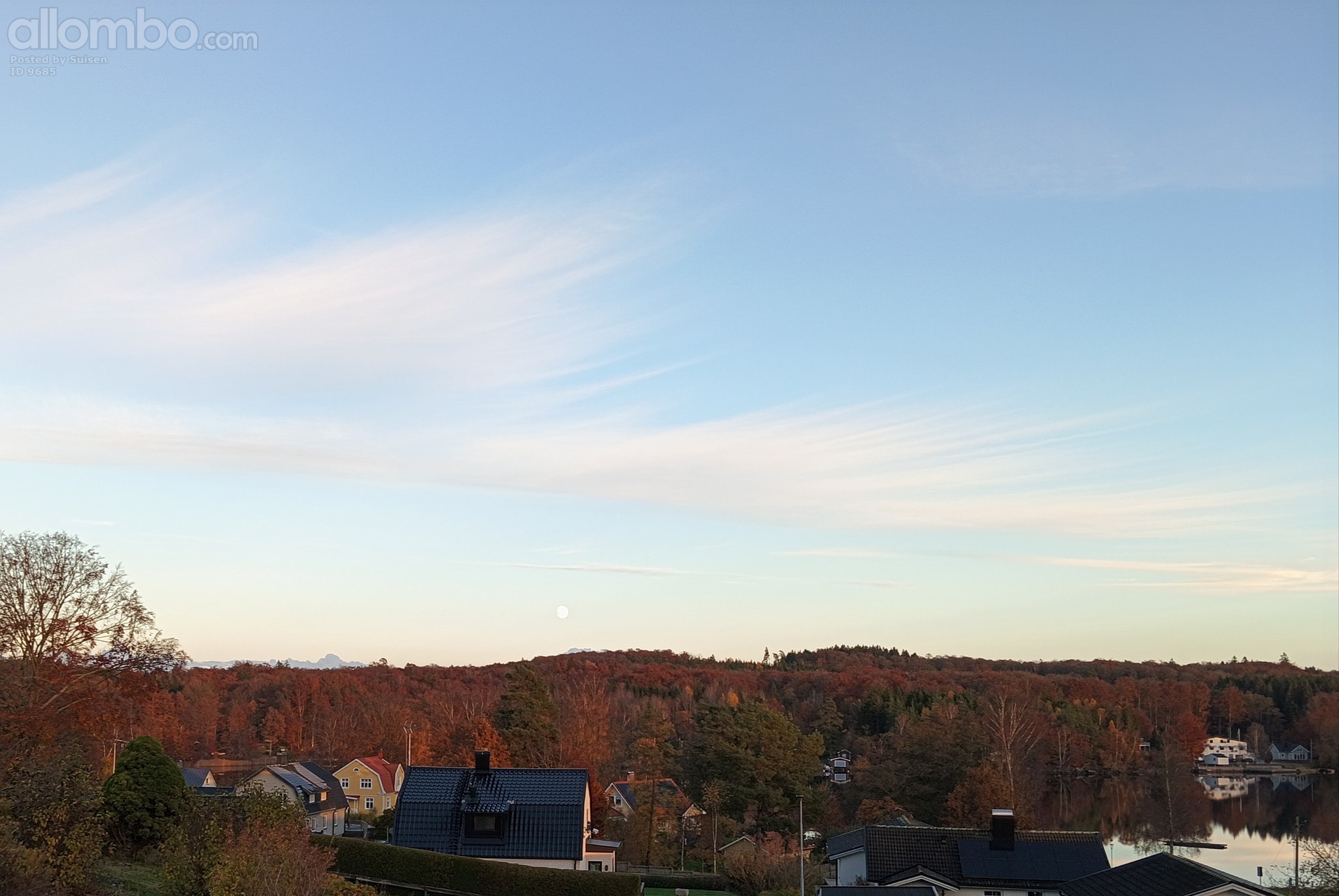 If you zoom in you see the moon