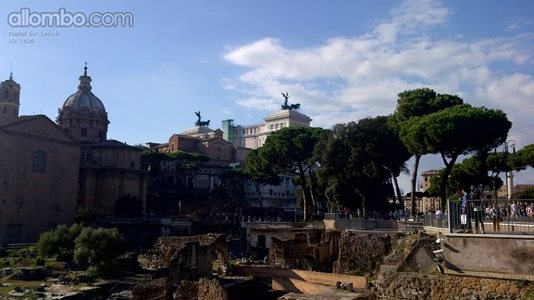 walking from the colosseum  to the 11Vittoriano  you can just see it on the...