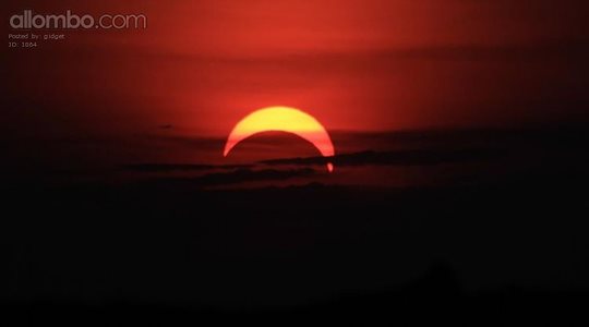 Pretty cool huh, solar eclipse 0444hrs on 14/11/12 from a minesite in the K...