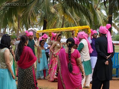 Hindu bride gets escorted to the altar